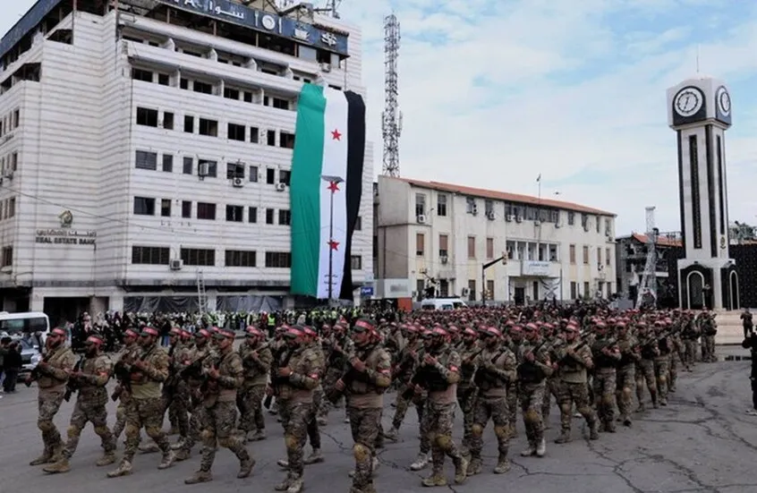 إسرائيل تعقد اجتماعات عاجلة وتلوّح بإجراءات رسمية ضد دمشق بعد هتافات الجيش السوري لغزة